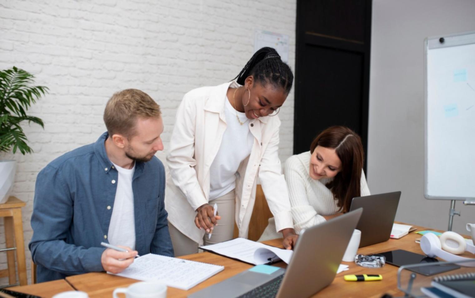 Strukturierte Finanzplanung mit Dokumenten und Notizen